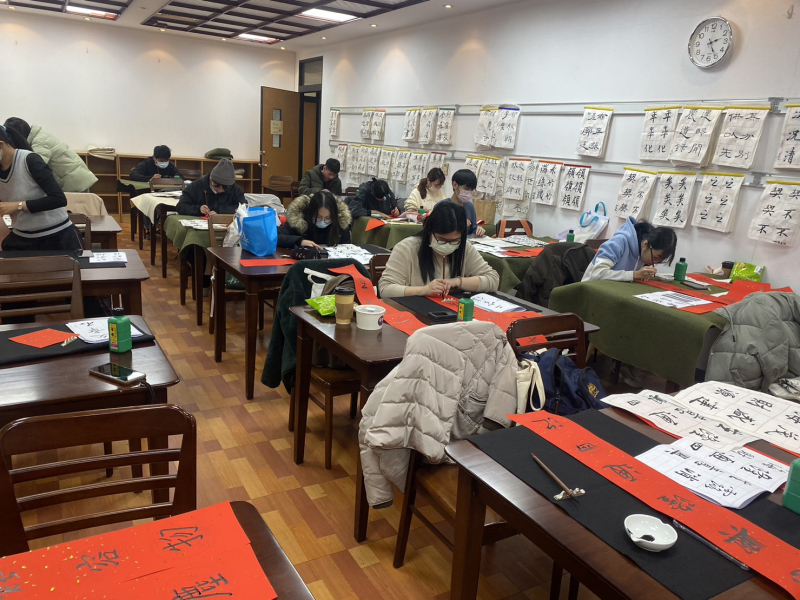 元智外籍生第一次寫春聯就上手